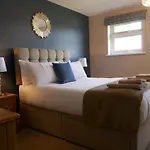 2 Bedroom House Walking Distance To City Centre With Free Parking