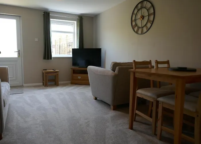 2 Bedroom House Walking Distance To City Centre With Free Parking