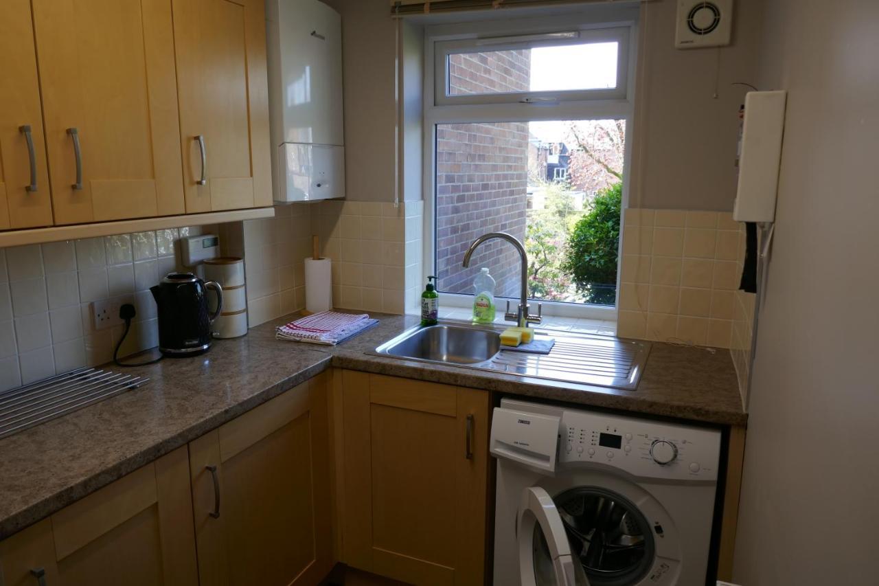 2 Bedroom House Walking Distance To Centre With Free Parking *