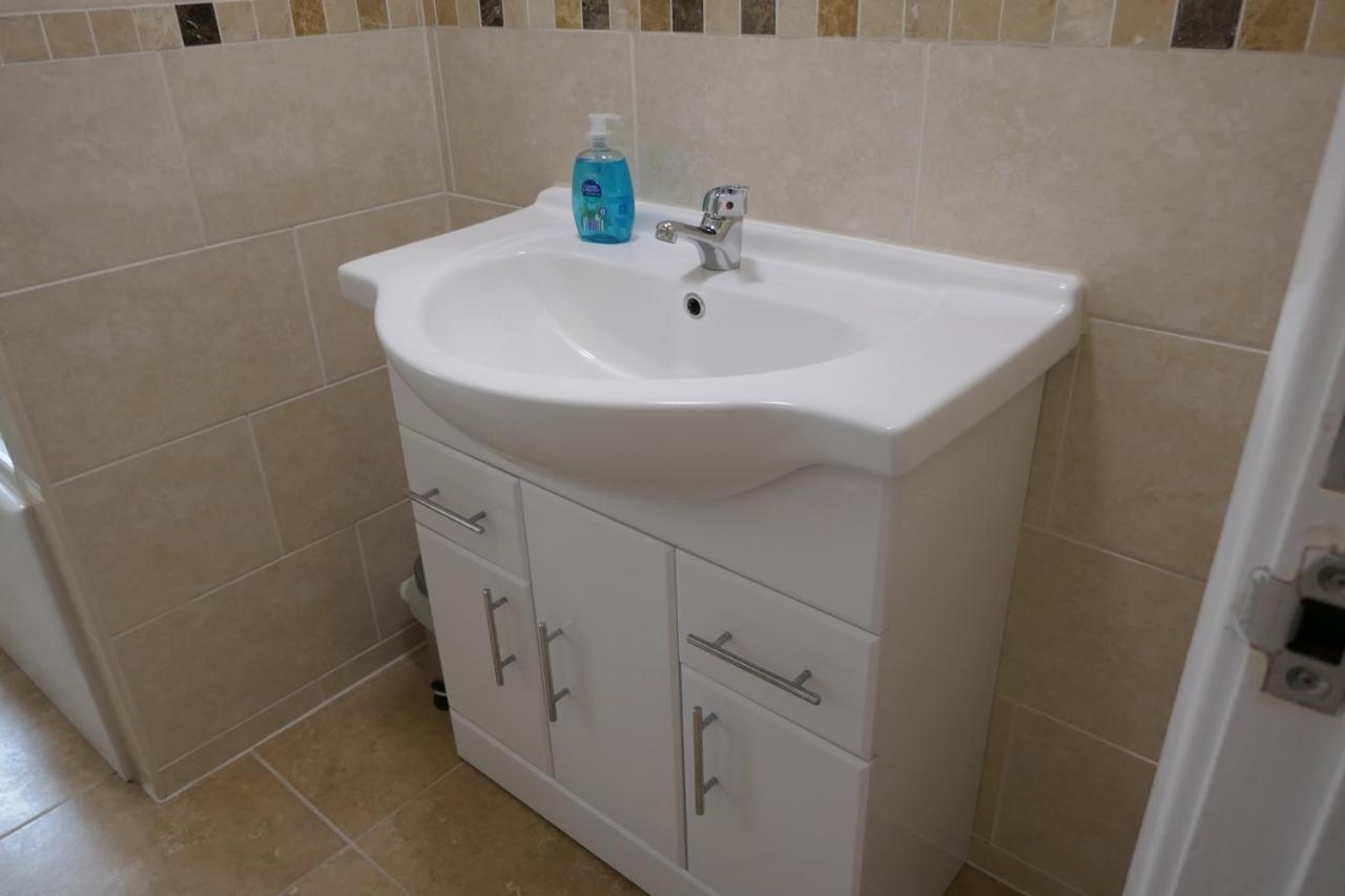2 Bedroom House Walking Distance To Centre With Free Parking * York