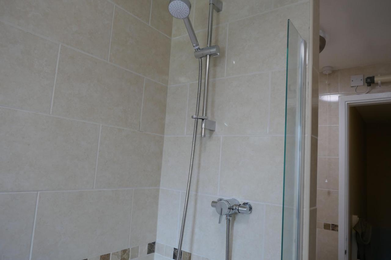2 Bedroom House Walking Distance To Centre With Free Parking *