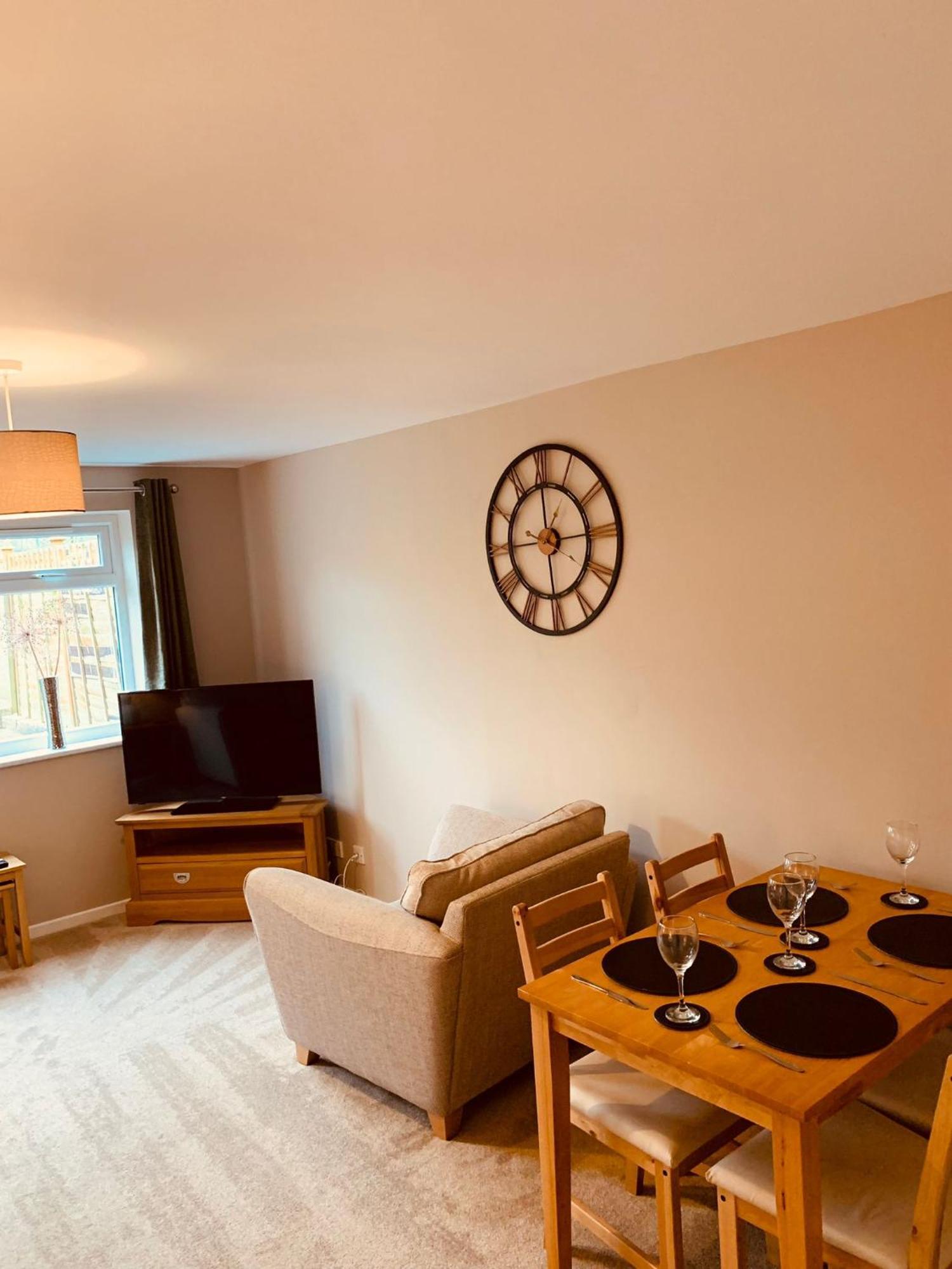 2 Bedroom House Walking Distance To Centre With Free Parking Holiday home