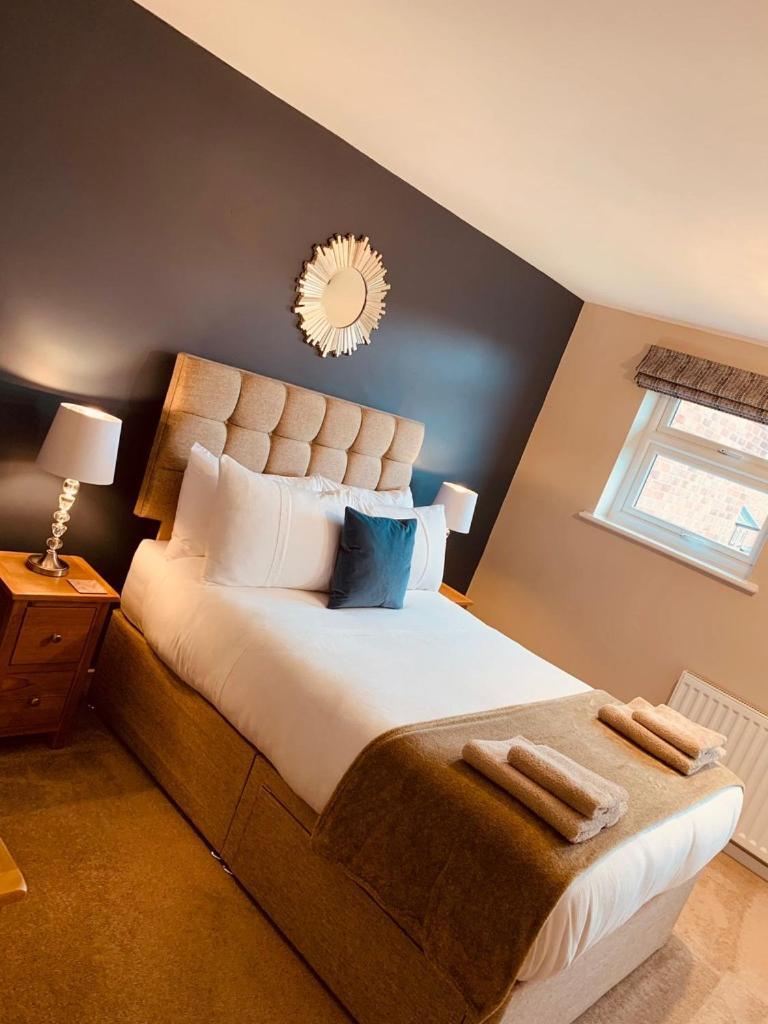 2 Bedroom House Walking Distance To Centre With Free Parking *