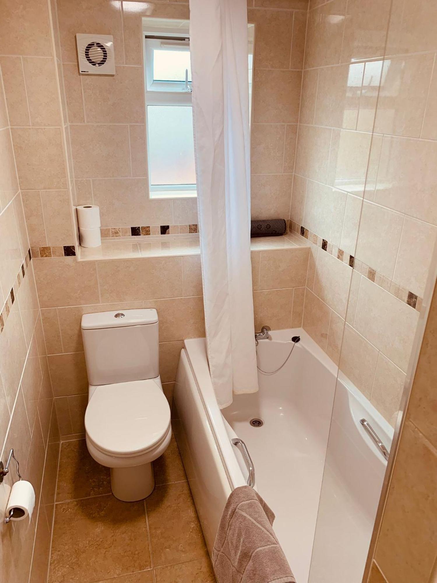 2 Bedroom House Walking Distance To Centre With Free Parking York