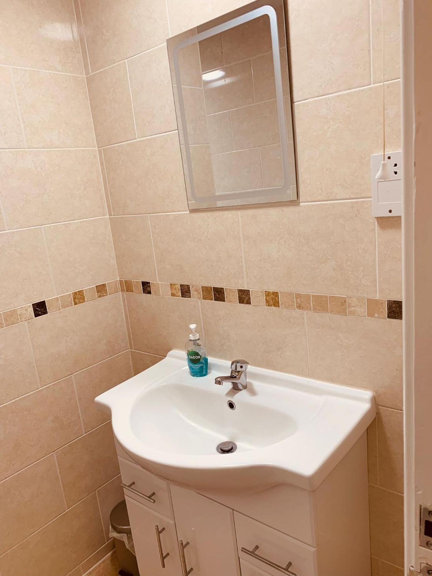 Holiday home 2 Bedroom House Walking Distance To Centre With Free Parking *