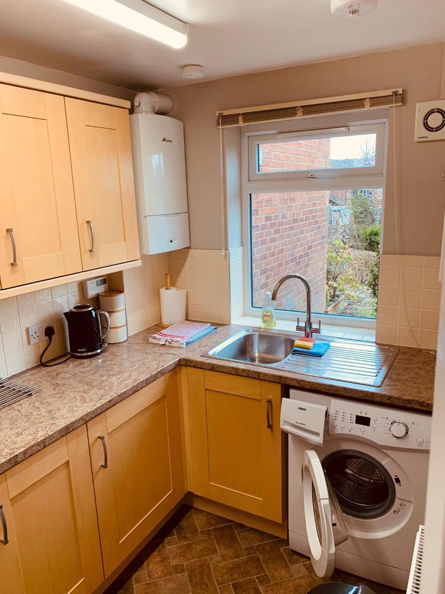 2 Bedroom House Walking Distance To Centre With Free Parking * York